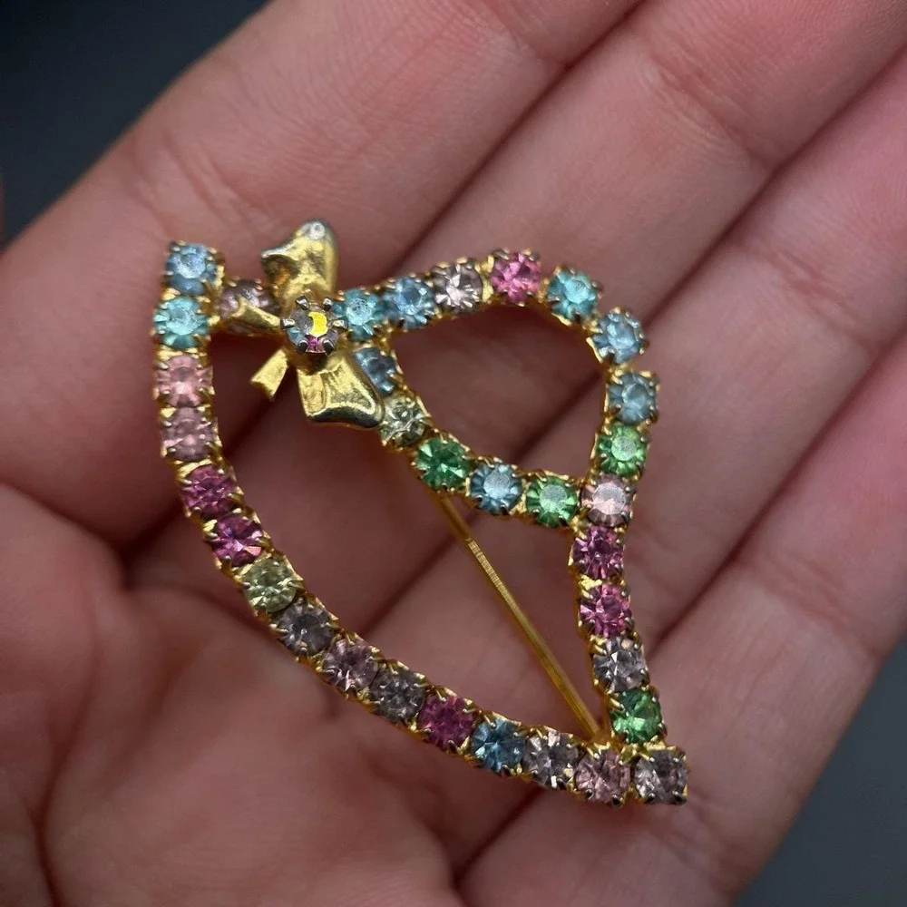 Vintage Faceted Rhinestone Gold Tone Bow‎ Hat Fashion Classic Brooch Pin Retro